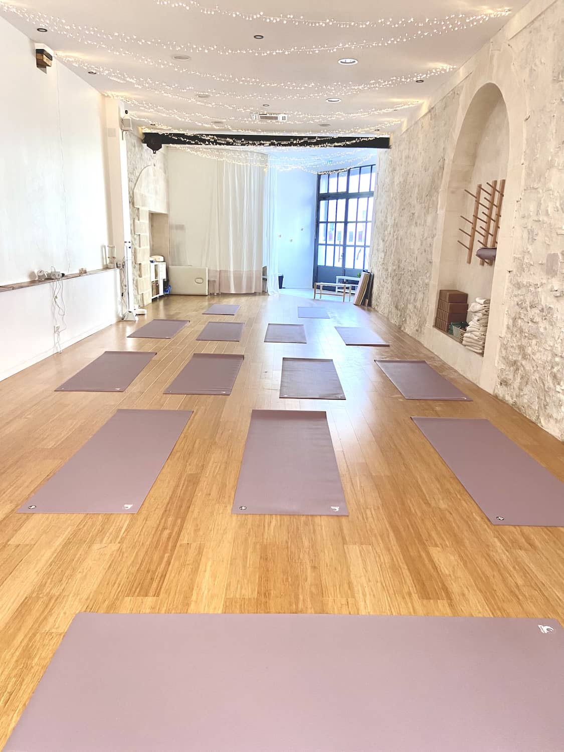 La salle de pratique du yoga prête à vous accueillir