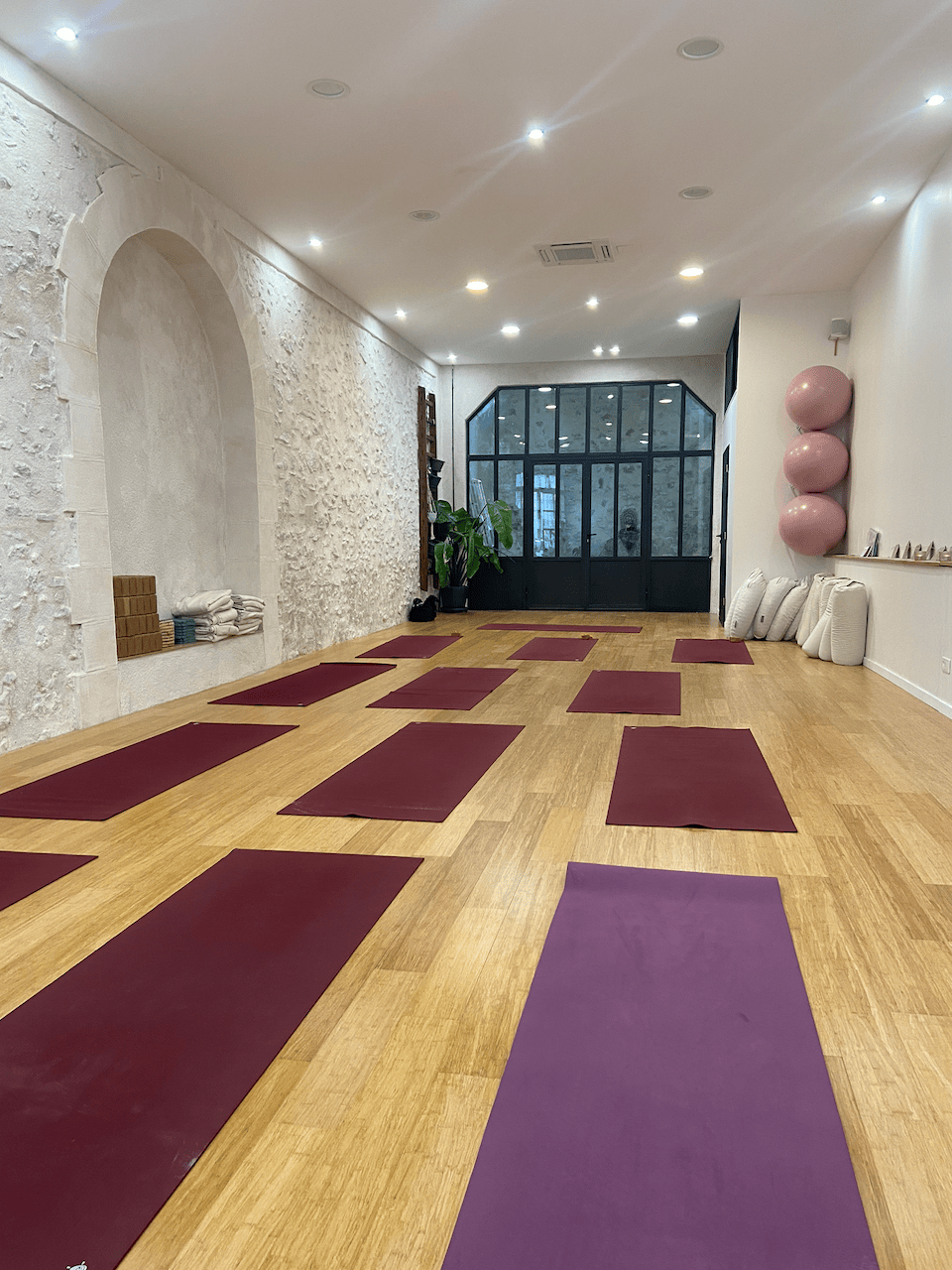 La salle de pratique du yoga prête à vous accueillir